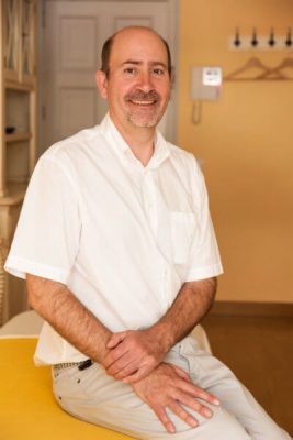 Osteopath Paulus Marburg sitzz in der Praxis